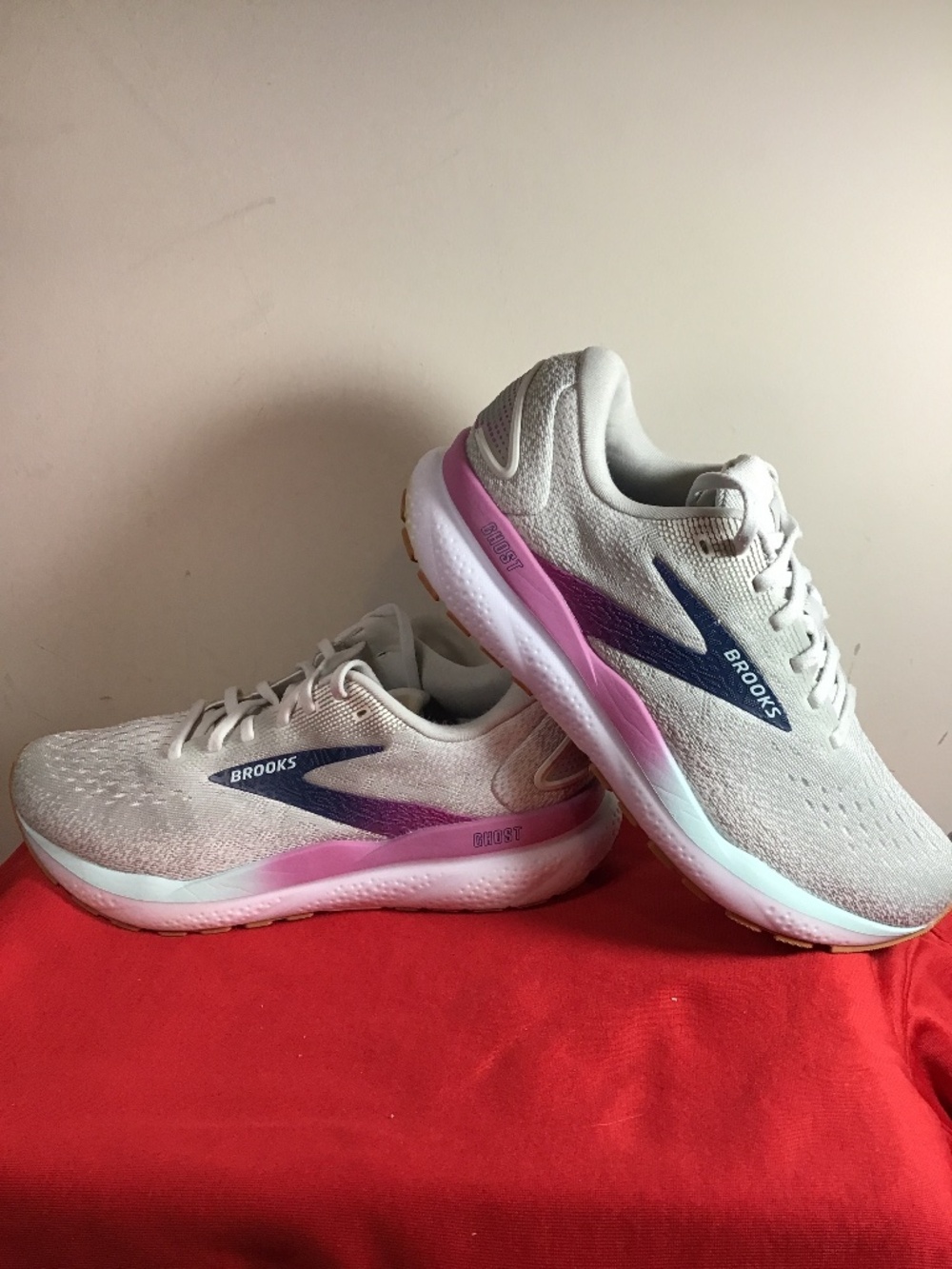 ❤️❤️Brooks, women’s size 8 medium, new cond, insole removed, see pictures❤️